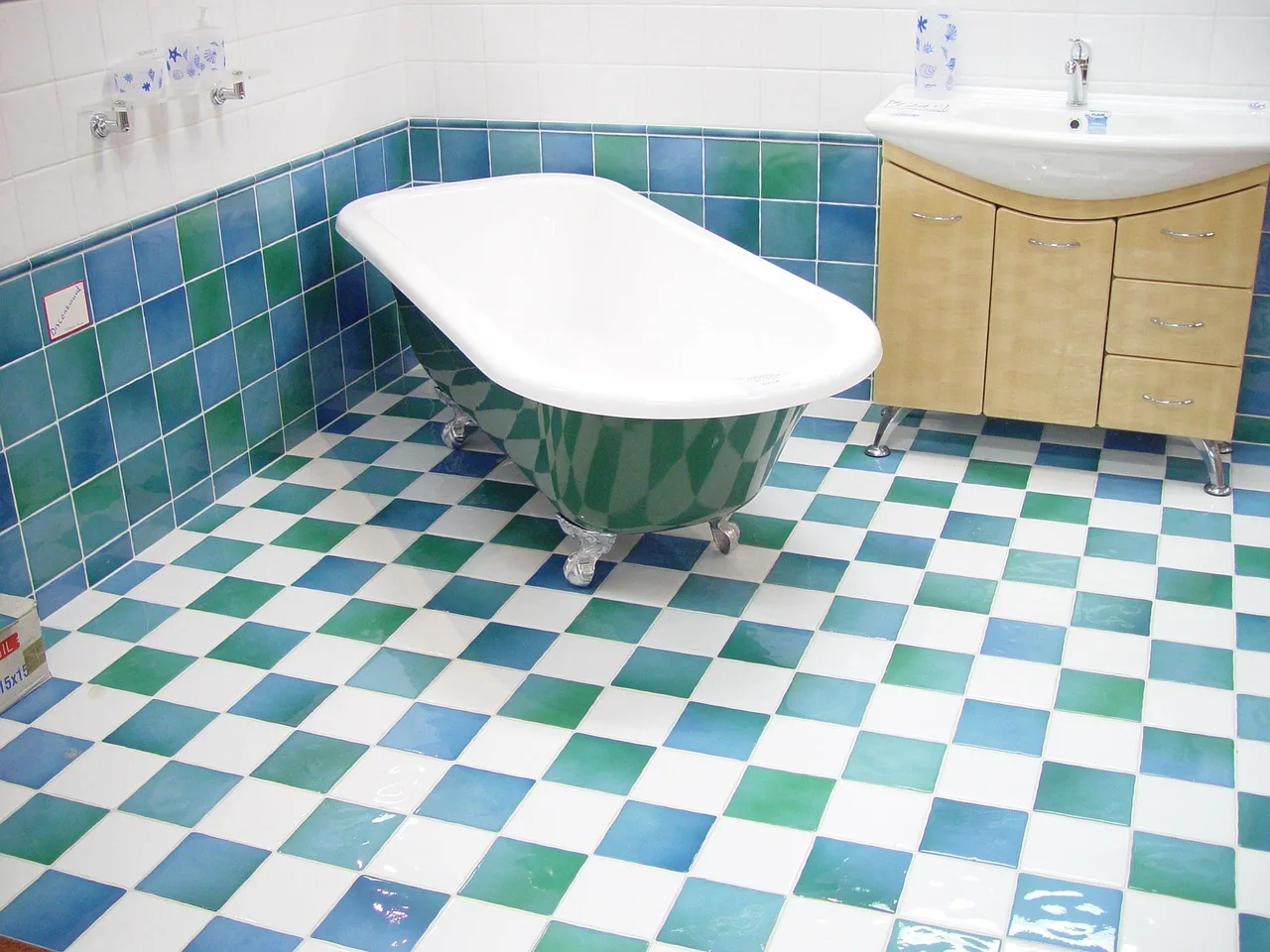 bathtub, bath, tub, bathroom, apartment, reside, rooms, space, bathtub, bathtub, bathtub, bathtub, bathtub, bathroom. Five local factors behind small-room renovation bids